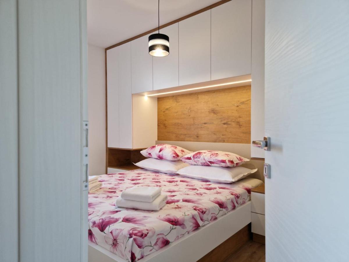 Apartman Marcelina 1 With Private Pool Trogir Zewnętrze zdjęcie